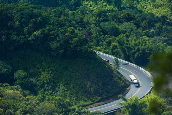 DER restringe circulação de veículos de carga na Tamoios no verão